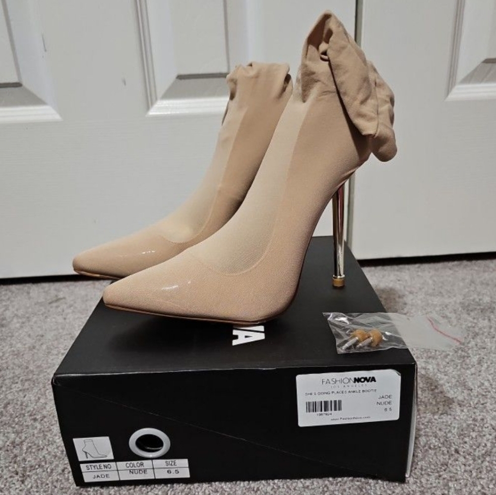 Fashion Nova Women Ankle Booties Size 6 1/2  * NIB*
